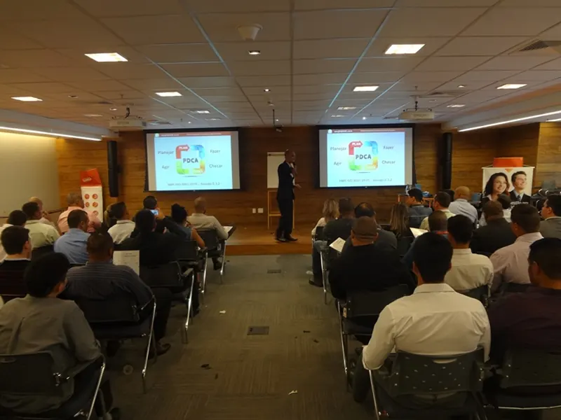 Palestra sobre o ciclo PDCA para uma sala cheia