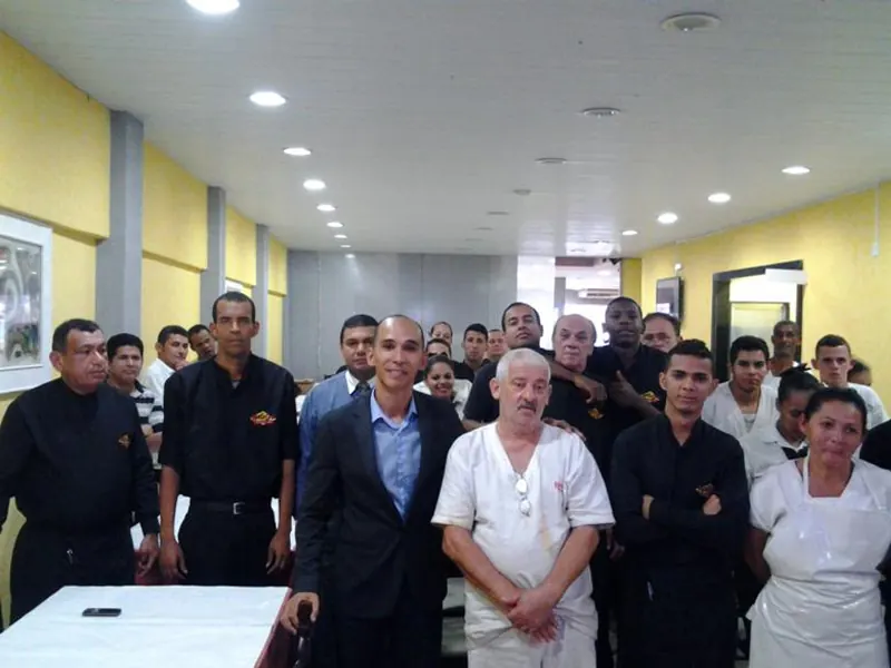 Vagner com a equipe de um restaurante