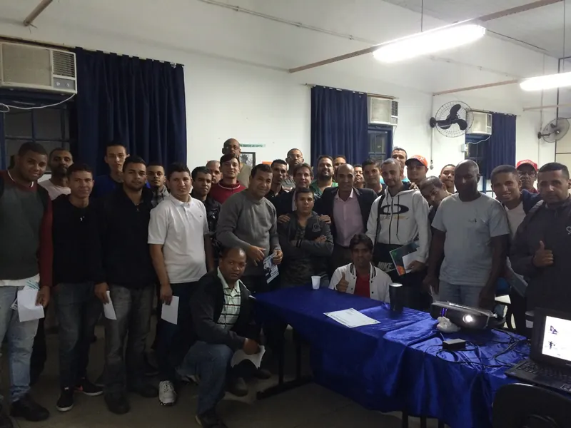 Turma de treinamento reunida ao redor do instrutor