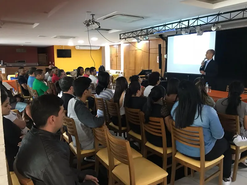 Palestra para uma plateia em auditório
